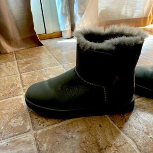 Uggs boots there leather on outside green (darker)
